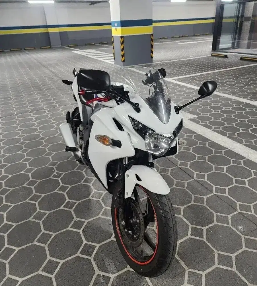 CBR125 상태좋은 14년식 1만키로 판매합니다.